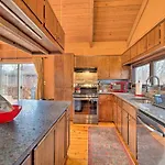 Lakefront Poconos Cottage - Deck, Fire Pit And Grill